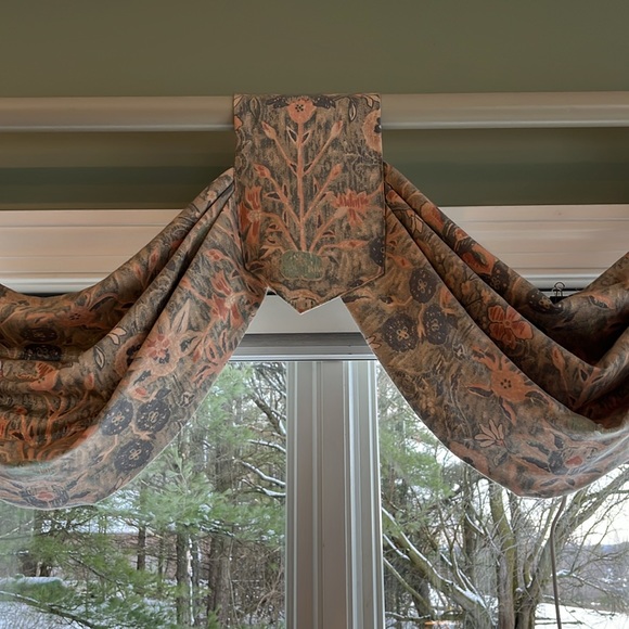 Custom Draperies Swags and Jabots - Picture 3 of 11